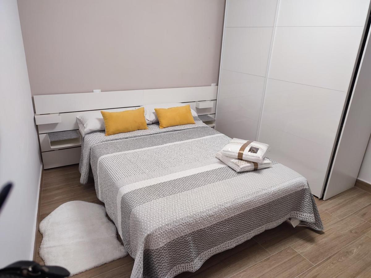 Baj - Apartamentos En Playa Bajondillo, ตอร์เรโมลิโนส ภายนอก รูปภาพ